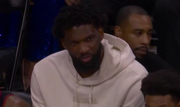 亚博体育-帝之微笑!76人末节落后马刺40+ 恩比德坐在替补席面带笑意